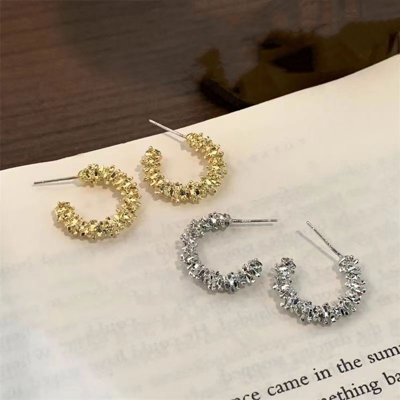 New personality, versatile, irregular C-shaped earrings, feminine, shiny, niche design earrings, fashionable high-end earrings
