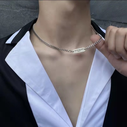 Korean version of minimalist niche design letter square clavicle chain ins cool versatile simple necklace for men and women that does not fade