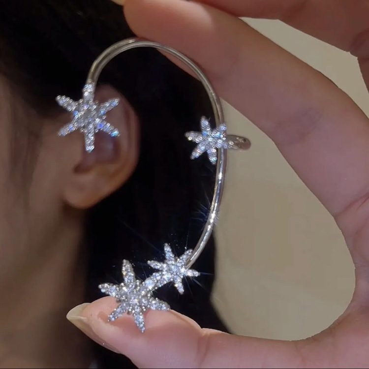 The same style of micro-paved zircon snowflake ear hooks, elegant and fashionable earrings, fairy Christmas new products, can be worn without pierced ears.