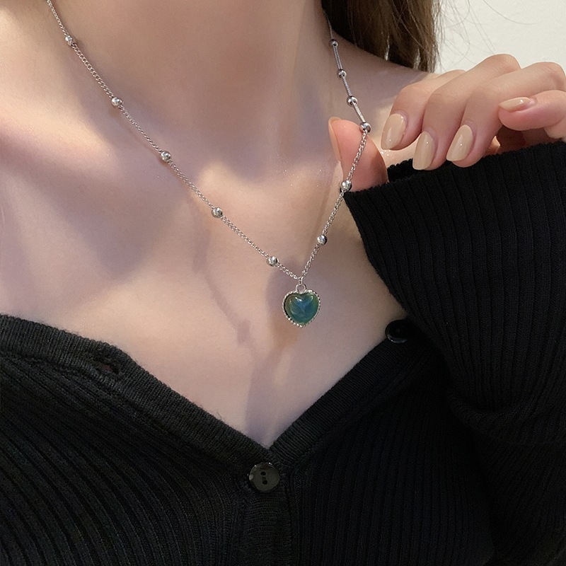 Japanese and Korean temperature-sensitive color-changing love necklace women's summer high-end clavicle chain niche gentle temperament fashion versatile accessories