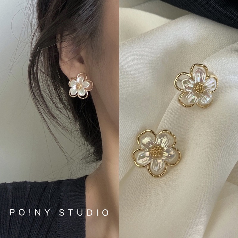 Flower earrings for women, simple, compact and versatile, new style with petals, Korean temperament, super fairy internet celebrity earrings, studs and earrings