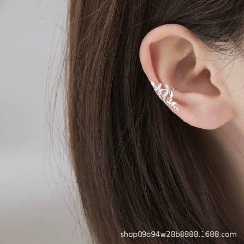 Leaf leaf ear clip without piercing, women's long style Korean simple and fresh forest style retro student ear bone clip