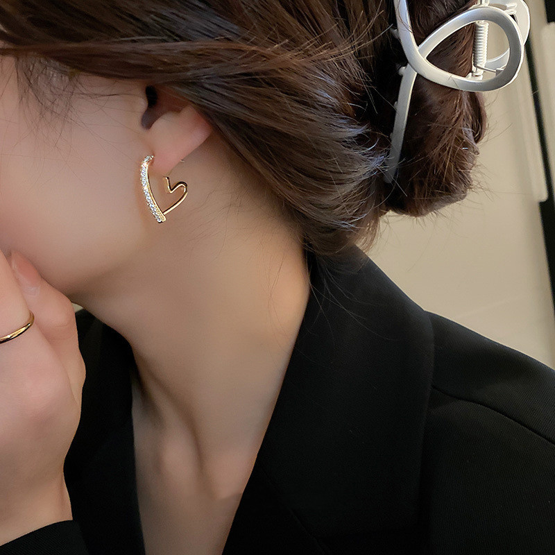 Korean temperament simple love earrings geometric metal flash zirconium heart-shaped earrings sweet cool light luxury earrings 925 silver needle