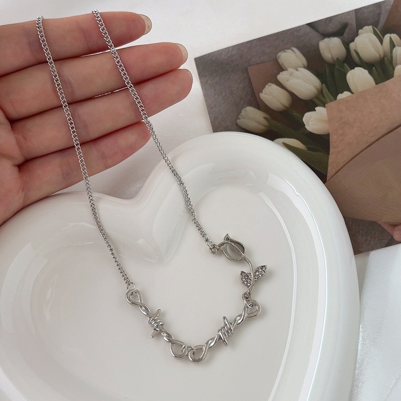 Korean new thorn splicing necklace women's niche design tulip internet celebrity clavicle chain wholesale
