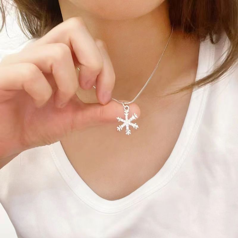 Japanese and Korean temperament diamond snowflake pendant necklace women's fashionable and versatile light luxury high-end clavicle chain Internet celebrity necklace