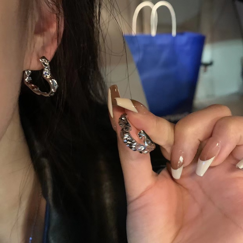 Sweet and cool hot girl style~Liquid love earrings for women, niche design, high-end earrings, cool style earrings