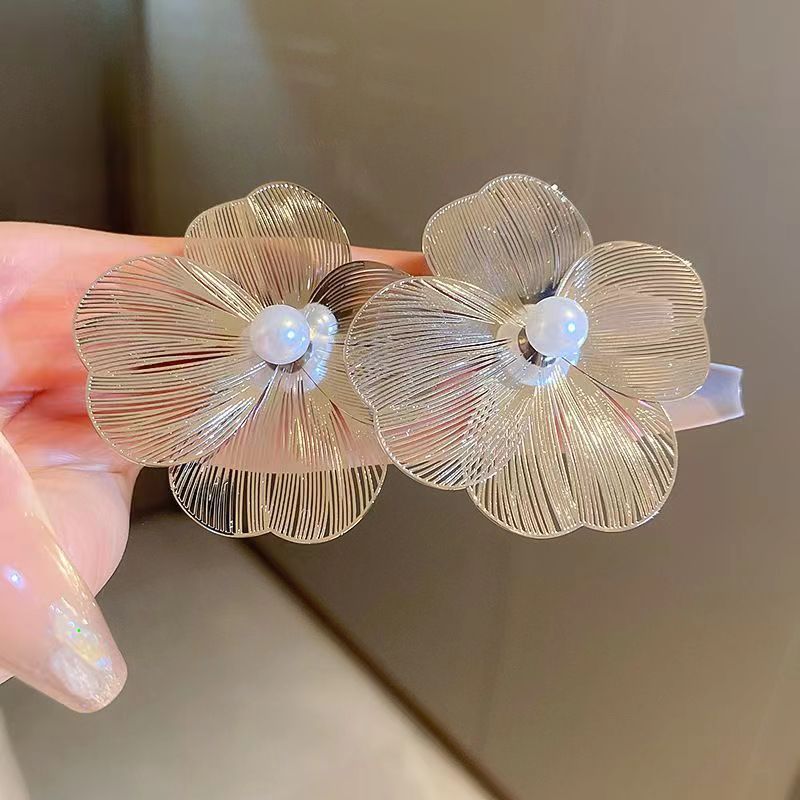 Personalized exaggerated flower pearl earrings for women, light luxury niche design earrings, versatile, exquisite and fashionable earrings