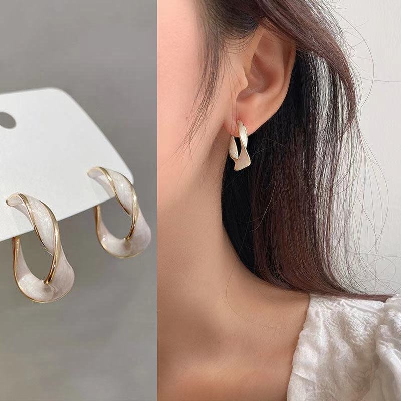Korean retro temperament earrings, new trendy style, twisted metal hoop earrings, simple and cool style
