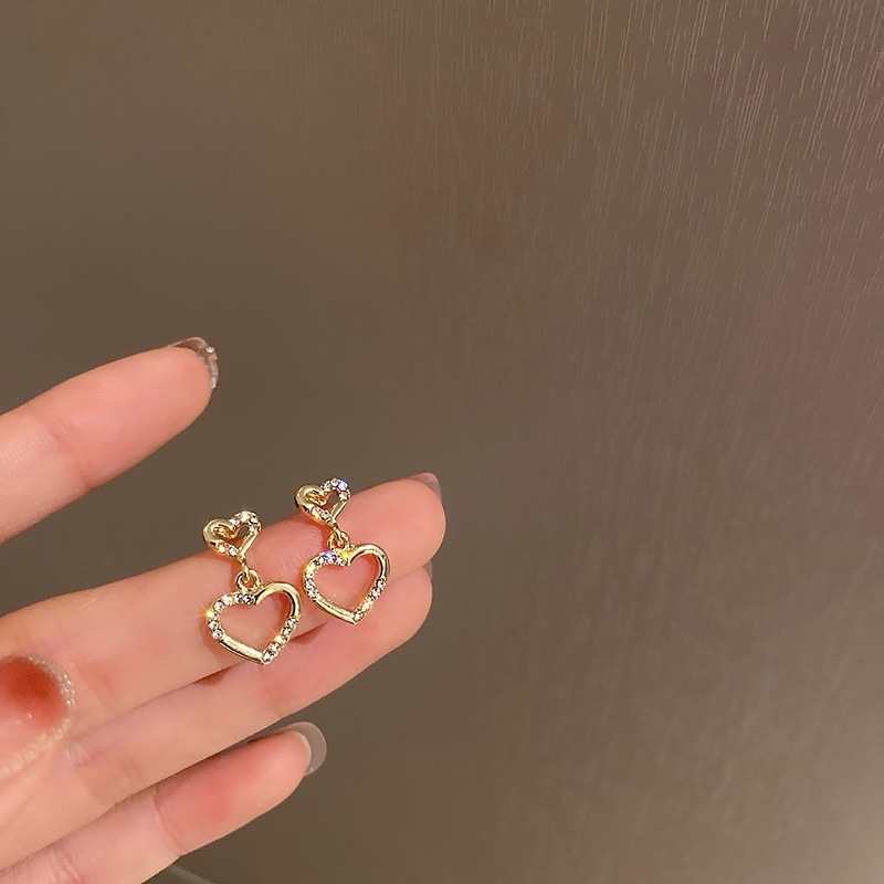 S925 silver needle-set diamond hollow love earrings Korean winter heart-shaped earrings Internet celebrity simple small fashionable earrings