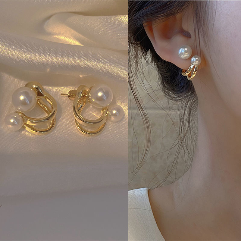 A pair of pearl earrings for women, niche personalized design earrings, new trendy French retro temperament and versatile earrings