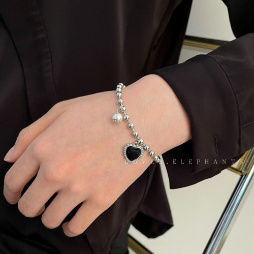 Black Love Pearl Metal Bracelet Women's Ins Niche Design Hand Accessories Light Luxury Cold Style Sweet and Cool Accessories