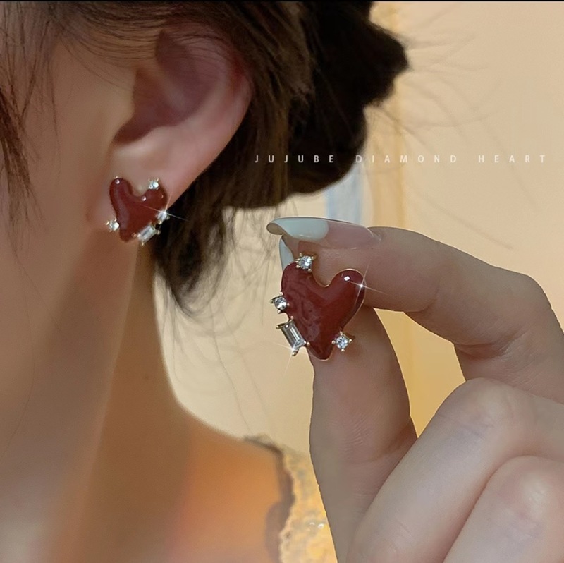 Red retro love earrings for women, niche design, high-end earrings, new fashion diamond earrings