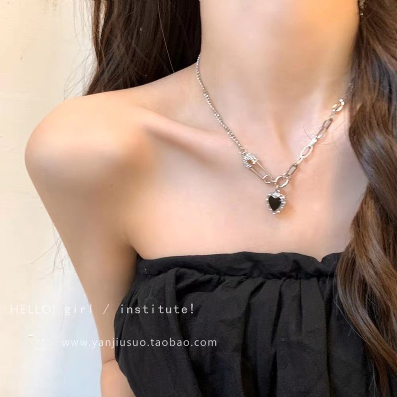 Light luxury black love pin stitching necklace women's niche design clavicle chain
