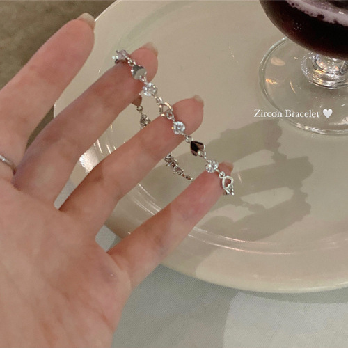 Sweet and cool love zircon bracelet for girls ins simple niche design student hollow heart-shaped bracelet versatile gift