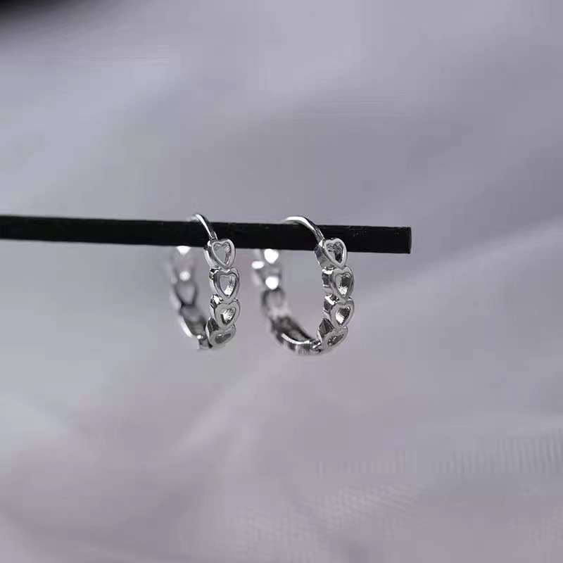 Simple hollow love earrings for women, fashionable, versatile, personalized, sweet earrings, new trendy niche design, new year