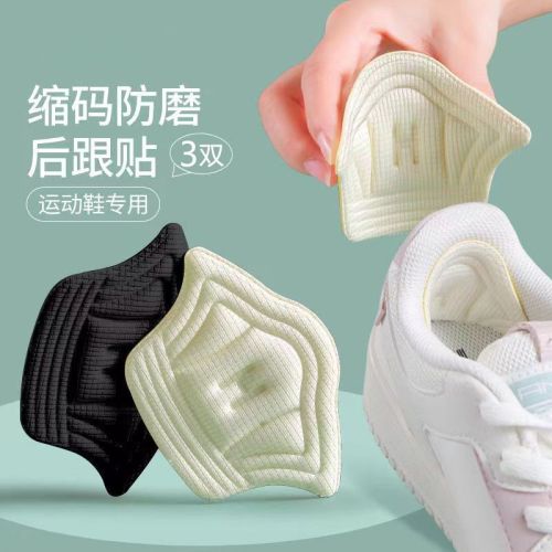 The heel-stick shoes have been greatly modified. The small artifact is filled with one size to prevent the heels from falling off. The inner-heel pads of the shoes are too big and can be adjusted to reduce the size.