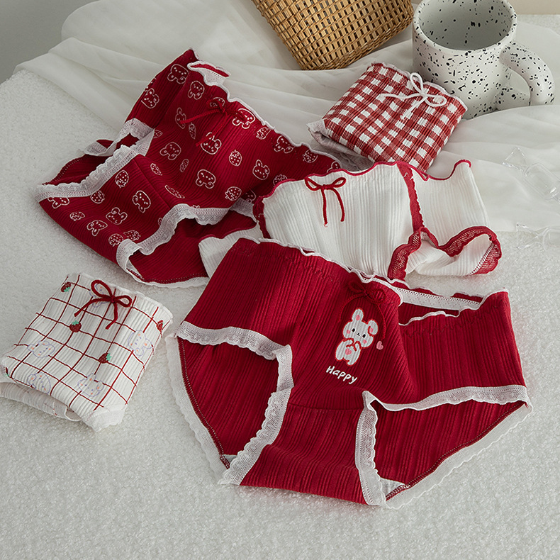 Japanese cute cartoon strawberry knitted fungus big red girl's cotton crotch mid-waist student pure cotton underwear for women