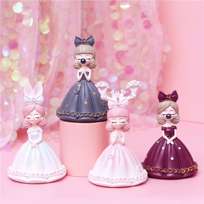 The manufacturer supplies bubble-blowing girls, pearlescent girl ornaments, small car decorations, cake baking supplies