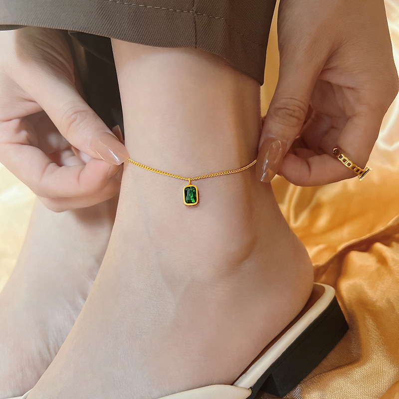 High-end white retro-plated 18K gold-plated square green crystal anklet for women with niche design, light luxury titanium steel that does not fade