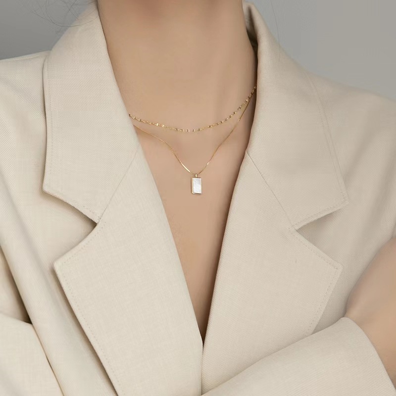 Good for niche use, high-end simple design, double-layered white mother-of-pearl pendant, short collarbone chain that won’t fade.