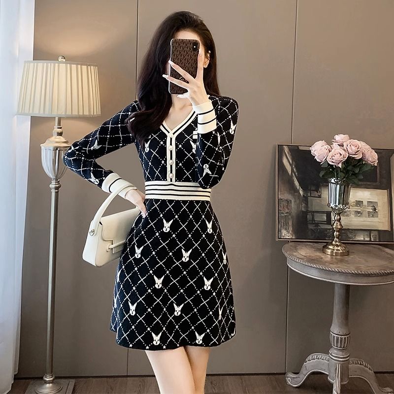 High-end socialite Xiaoxiangfeng knitted dress autumn and winter new style small V-neck waist slim sweater dress