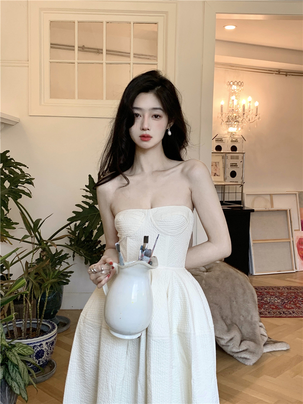 Real shot of strapless corseted dress with sexy waist and a-line temperament tutu skirt