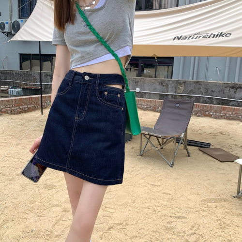 Actual shot of a spring fashionable age-reducing, salty or sweet street celebrity A-line bag hip slimming personalized denim skirt