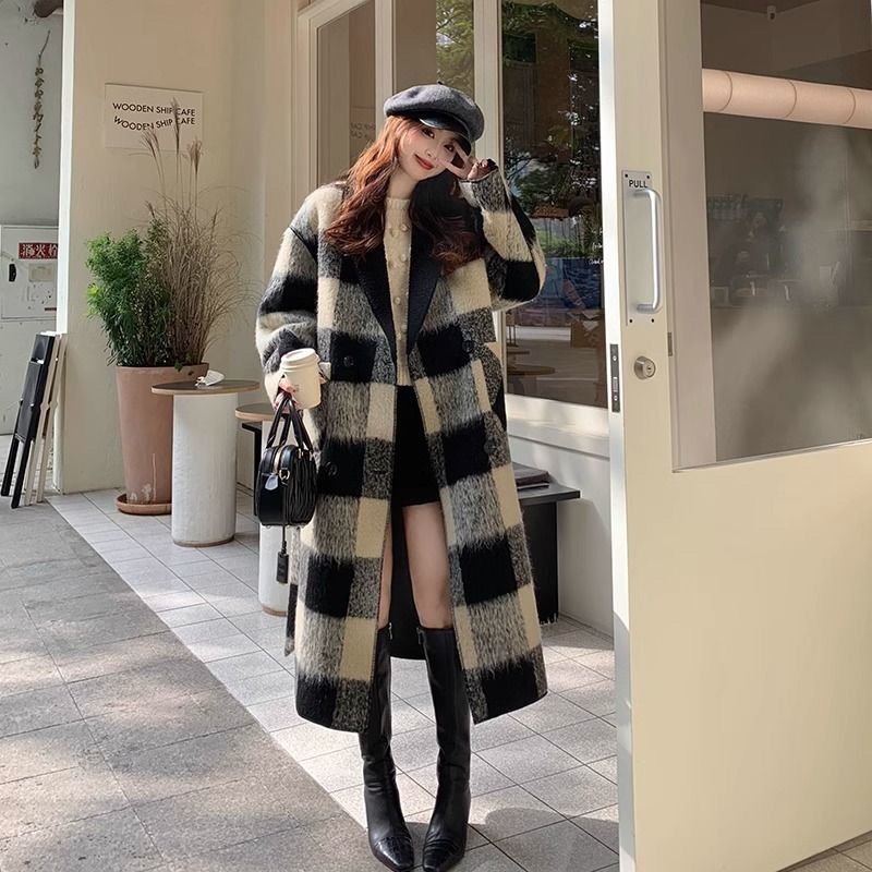 Black and white plaid woolen coat for women mid-length 2023 autumn and winter reversible lamb wool one-piece thickened plaid coat