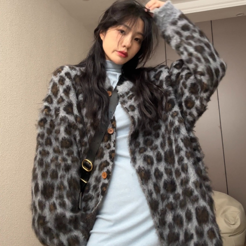 This year's popular unique and super good-looking sweater women's autumn and winter waist leopard print age-reducing coat fashionable knitted sweater for small people