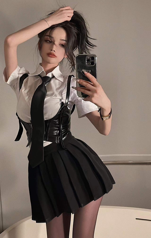 Real shot of pure lust sexy polo short-sleeved tie shirt + high-waisted pleated skirt + hot girl girdle vest