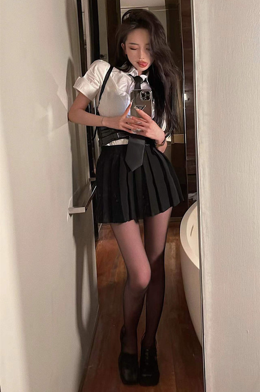 Real shot of pure lust sexy polo short-sleeved tie shirt + high-waisted pleated skirt + hot girl girdle vest
