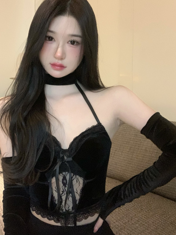 Real shot of hot girl style lace velvet suspender halterneck long-sleeved top worn outside camisole