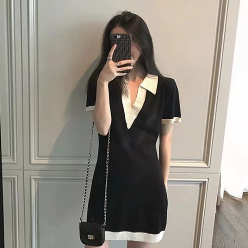 法式小眾設計赫本風輕熟氣質小個子辣妹POLO領黑色包臀連衣裙女夏