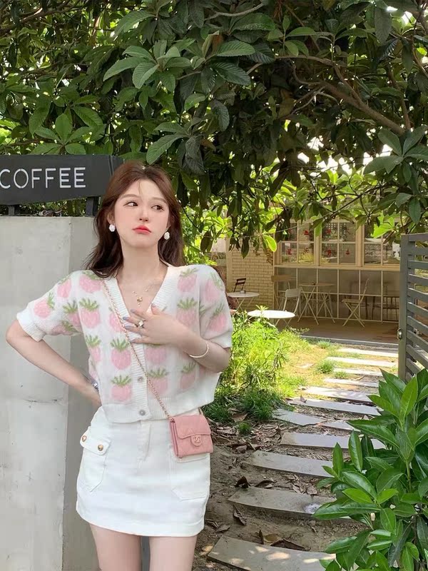 美美的夏夏 草莓酸甜輕乳酪甜美小清新重工原創單排扣v領針織開衫
