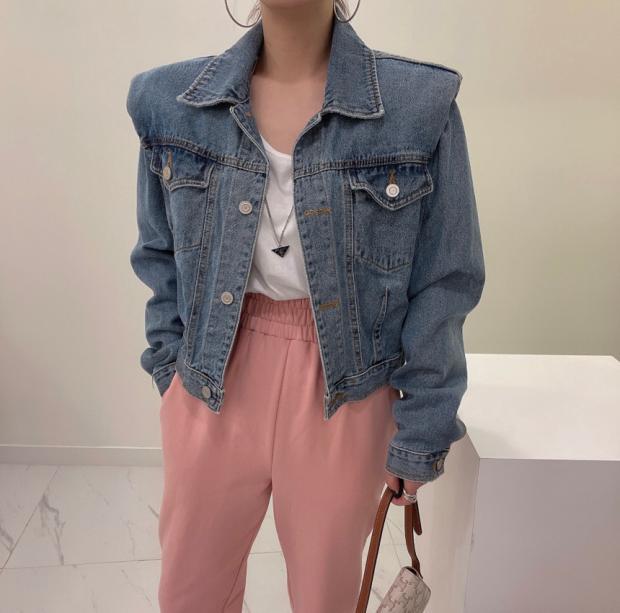 Right-shoulder denim makes the classic denim jacket look chic~