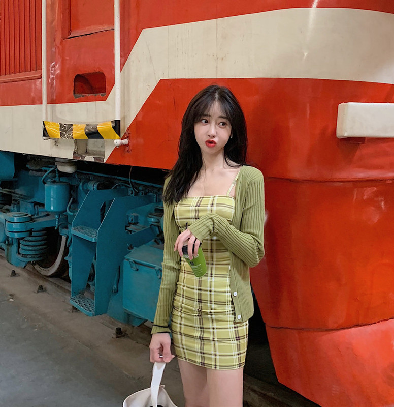 Real shot of Hong Kong style retro plaid suspender dress + white V-neck kiwi green knitted cardigan
