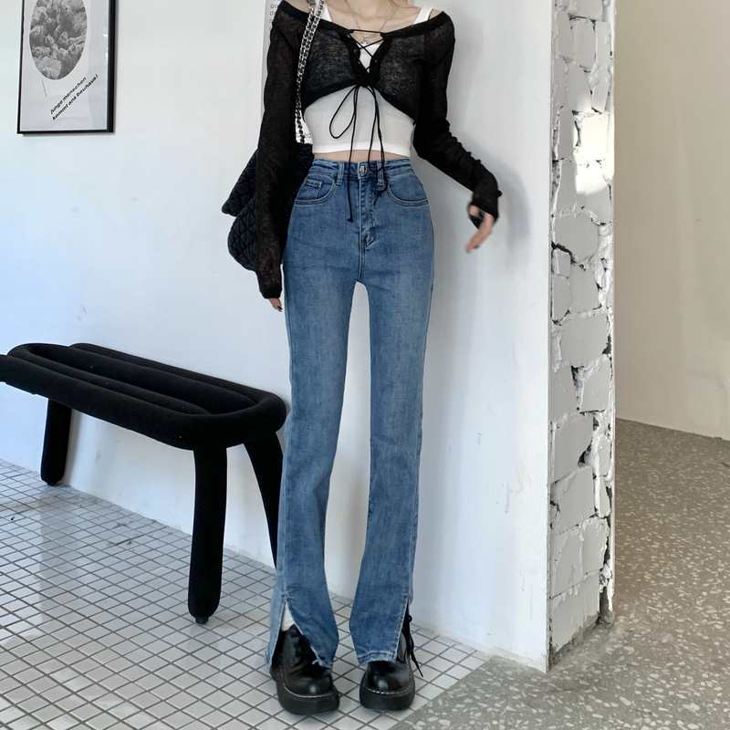 Actual shot of high-waisted slim-fitting and versatile jeans with slight slits