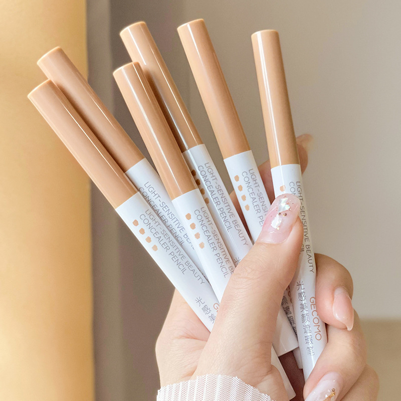 Gemeng Light Concealer Pen covers the eyes and face naturally to cover acne marks, spots, tear troughs and dark circles. The Silkworm Pen is a giant cover.