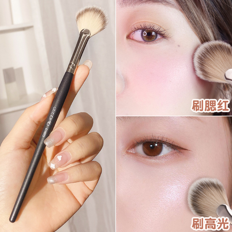 GECOMO Blush Highlight Brush Soft bristles do not eat powder and are easy to apply makeup for beginners Blush Highlight Makeup Brush Beauty Tool