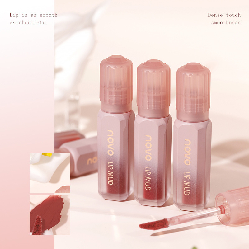 NOVO Extra Mist Lip Mud has a casual, airy feel. The texture is soft, silky and easy to apply. It develops color, whitens and is not easy to smudge. It is portable.