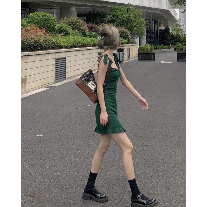 Sweet and spicy green suspender dress for women 2024 spring new French slim hot girl design niche skirt summer
