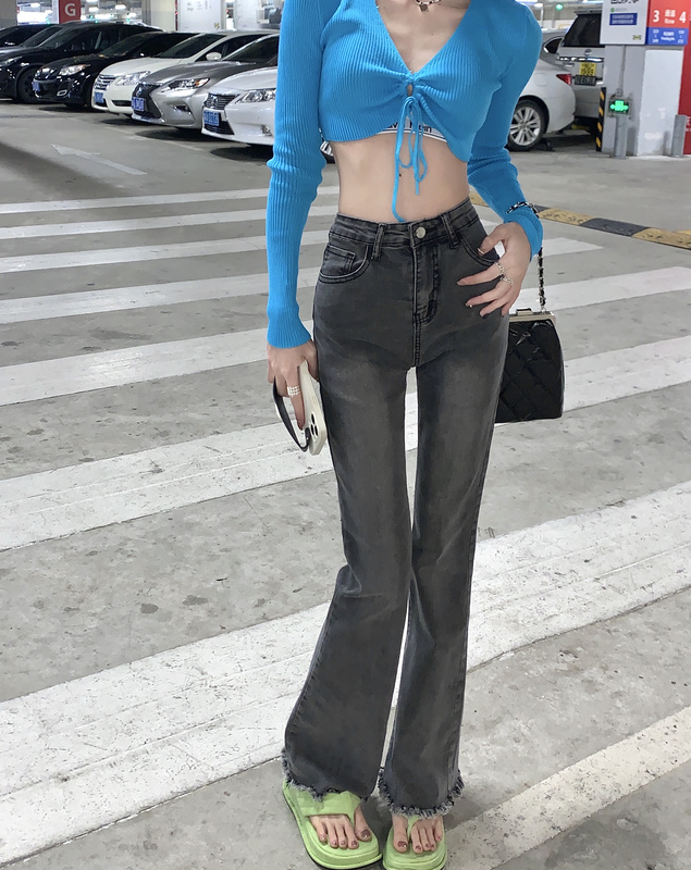 Actual shot of raw-edge slim-fitting slimming and taller jeans