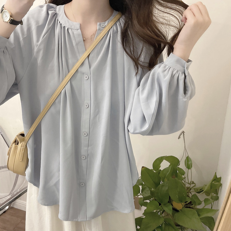 Qiujia’s homemade energetic and artistic shirts are worn by girls and shot alone