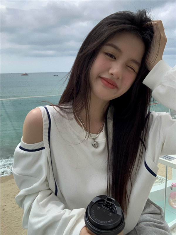 Real shot of designer white off-shoulder sweatshirt for women loose new niche long-sleeved short top trendy