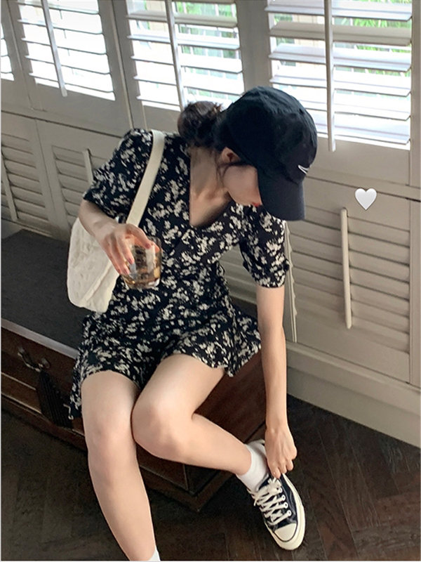 復古黑色碎花連衣裙女夏季2024新款法式氣質初戀裙V領顯瘦短裙子
