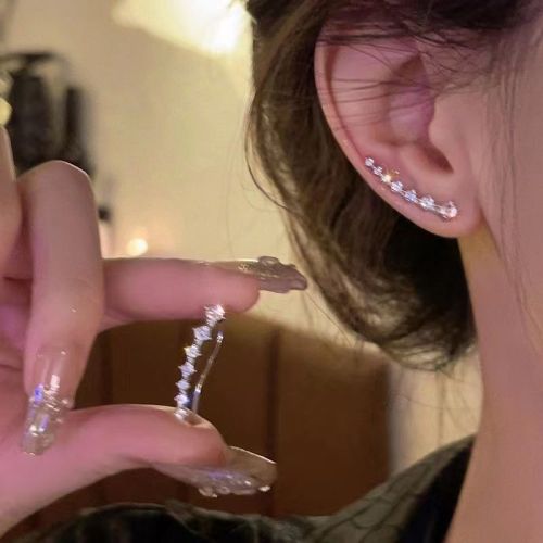 Flash diamond temperament curved earrings for women 2023 new popular light luxury earrings niche design high-end earrings trend