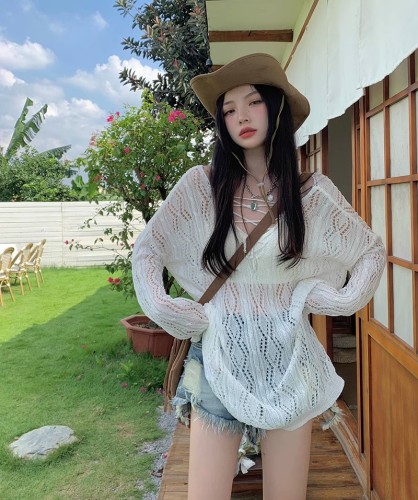 v-neck hot girl crocheted hollow sweater summer 2024 new cross-lace loose sun protection blouse worn front and back