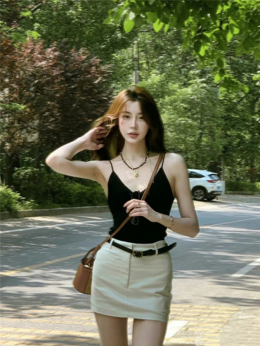 Actual shot of a stylish street suit with Hong Kong style, retro, versatile, high-waisted suspenders, two-piece set, short skirt and belt