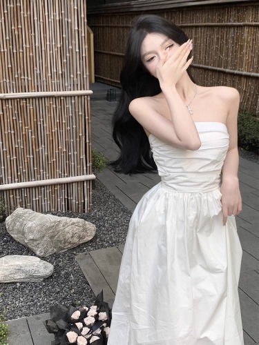 One-shoulder white tube top dress for women's summer high-end, super hot sleeveless waist and backless temperament large swing skirt