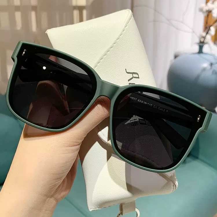 Set of polarized sunglasses for men and women, which can be used as a pair of myopia glasses for driving, fashionable and trendy sunglasses for summer sun protection
